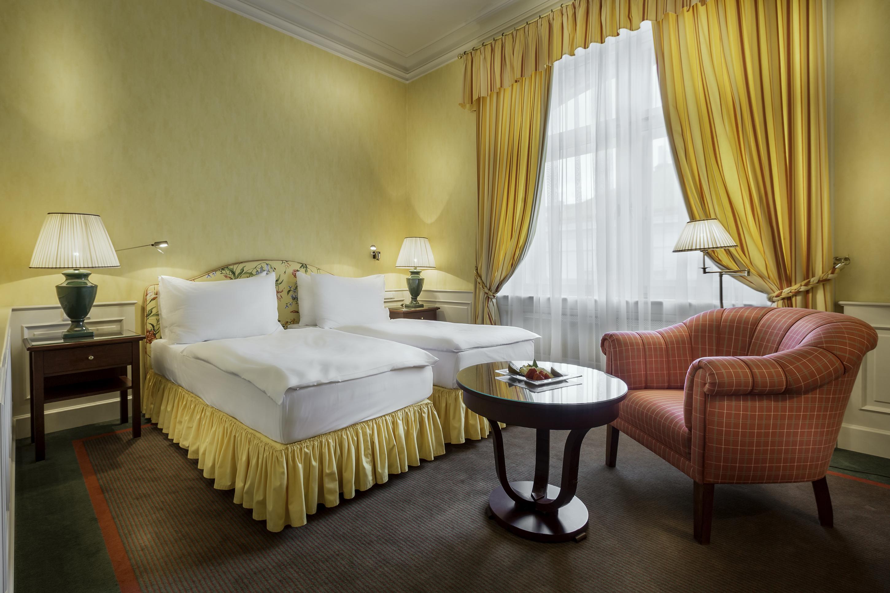 Le Palais Art Hotel Praga Esterno foto A room at the hotel