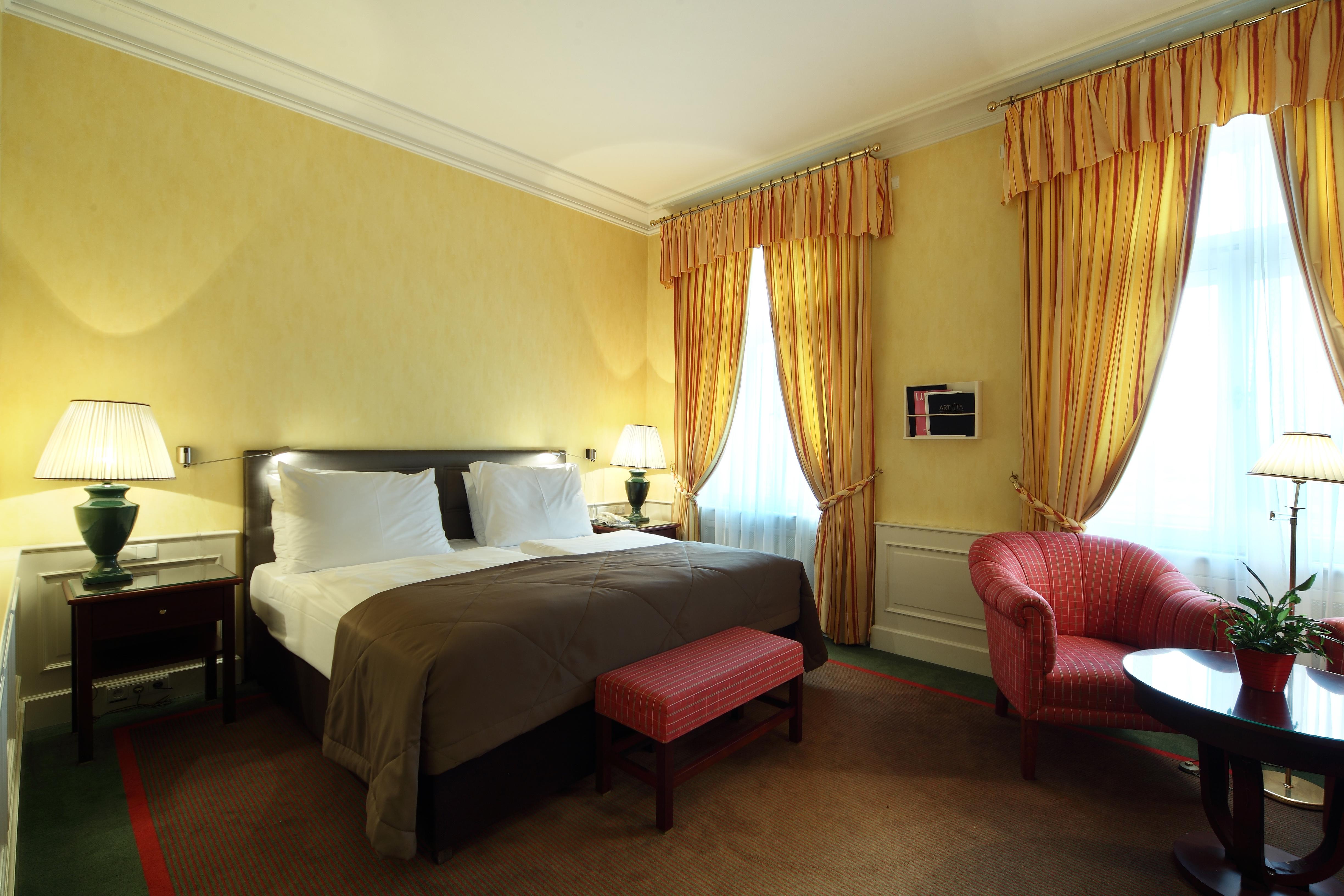 Le Palais Art Hotel Praga Esterno foto A room at the hotel