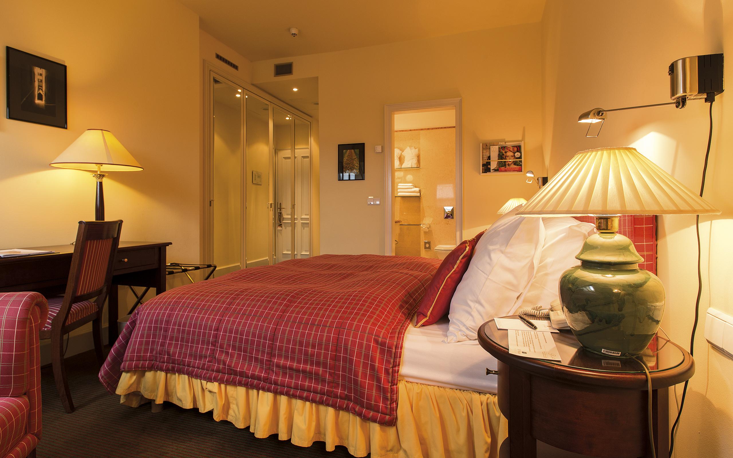 Le Palais Art Hotel Praga Esterno foto A room at the hotel