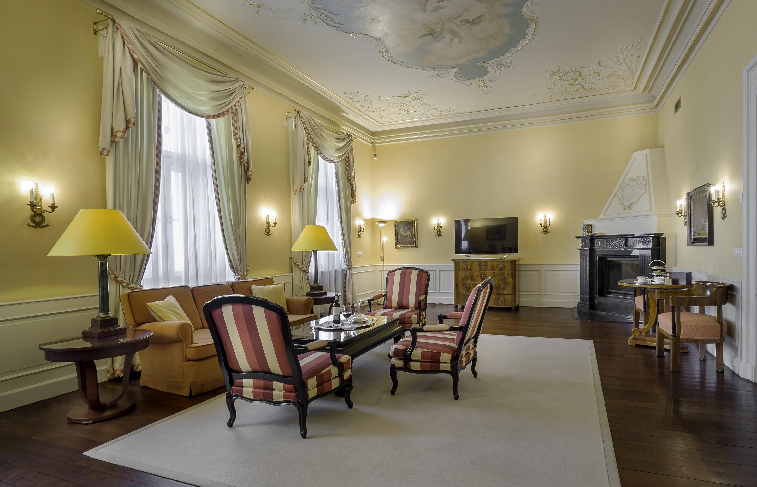 Le Palais Art Hotel Praga Esterno foto The living room of the suite