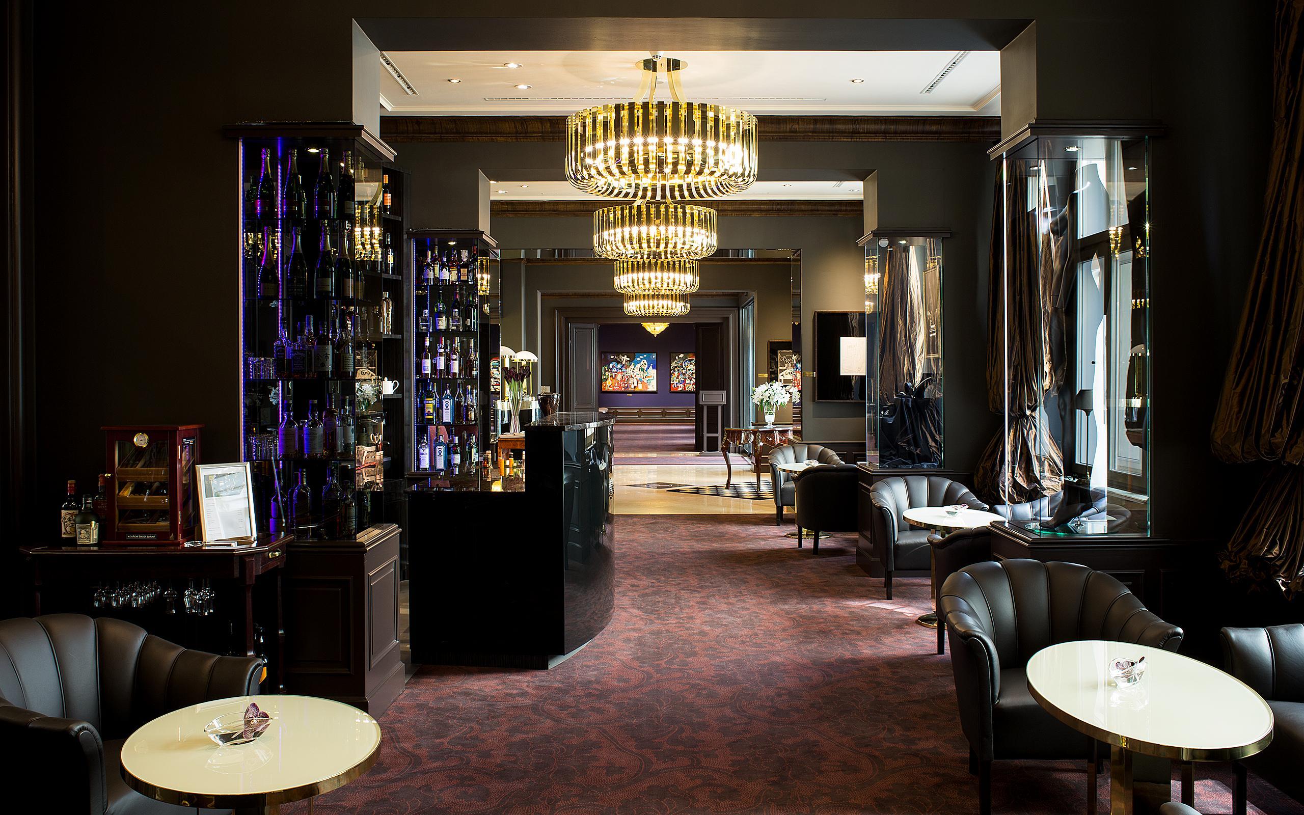 Le Palais Art Hotel Praga Esterno foto The Bar