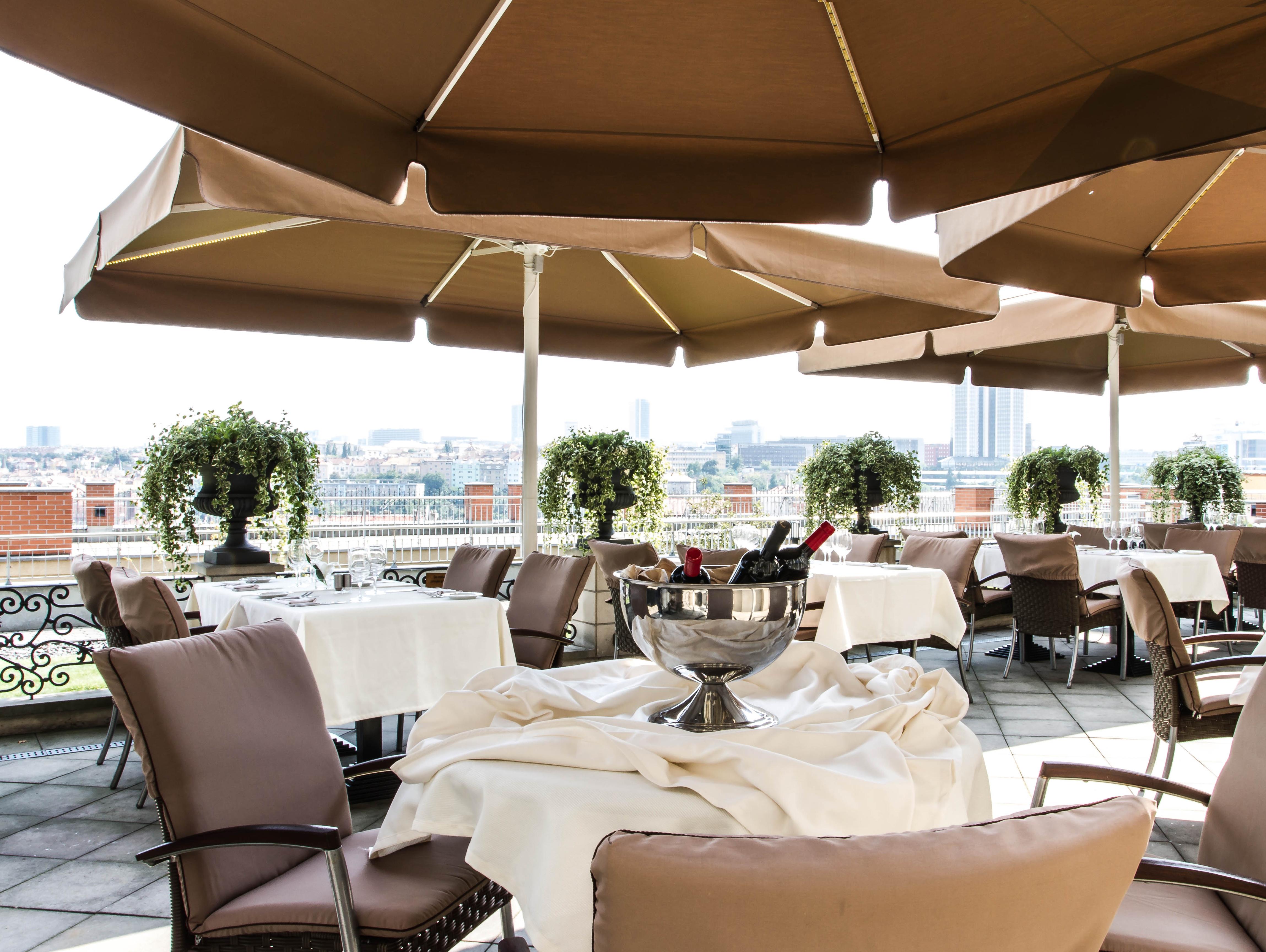 Le Palais Art Hotel Praga Esterno foto The Terrace