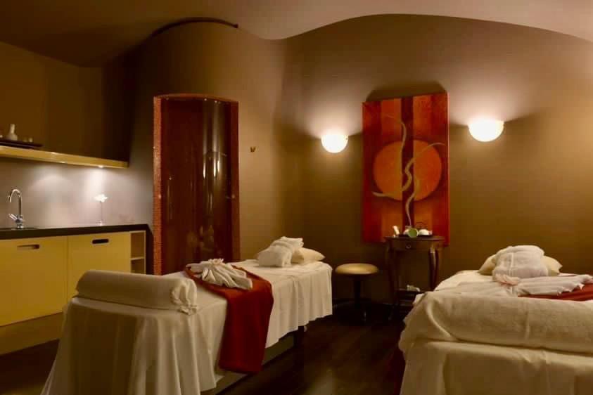 Le Palais Art Hotel Praga Esterno foto A treatment room at a spa