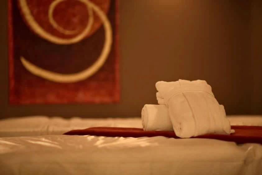 Le Palais Art Hotel Praga Esterno foto A folded towel on a bed