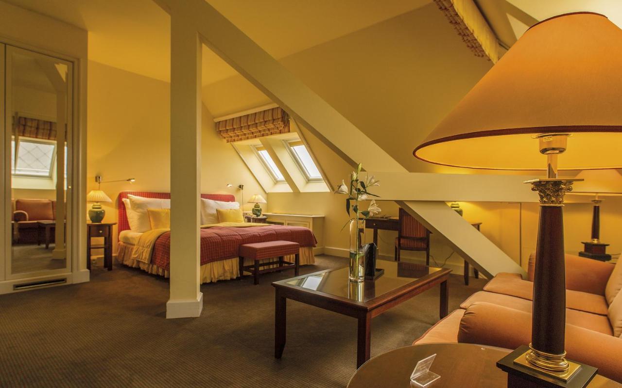 Le Palais Art Hotel Praga Esterno foto A suite at the hotel