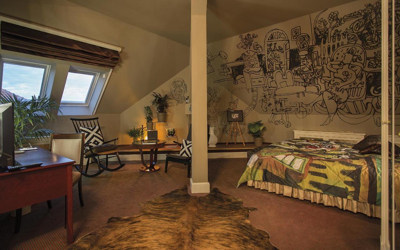 Le Palais Art Hotel Praga Esterno foto A room at the Inn