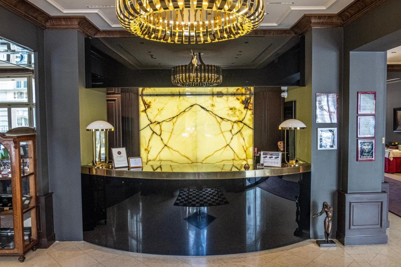 Le Palais Art Hotel Praga Esterno foto Reception desk at the hotel