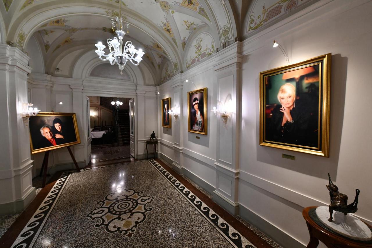 Le Palais Art Hotel Praga Esterno foto The 2010 exhibition of portraits of the Thai King at the Grand Palace