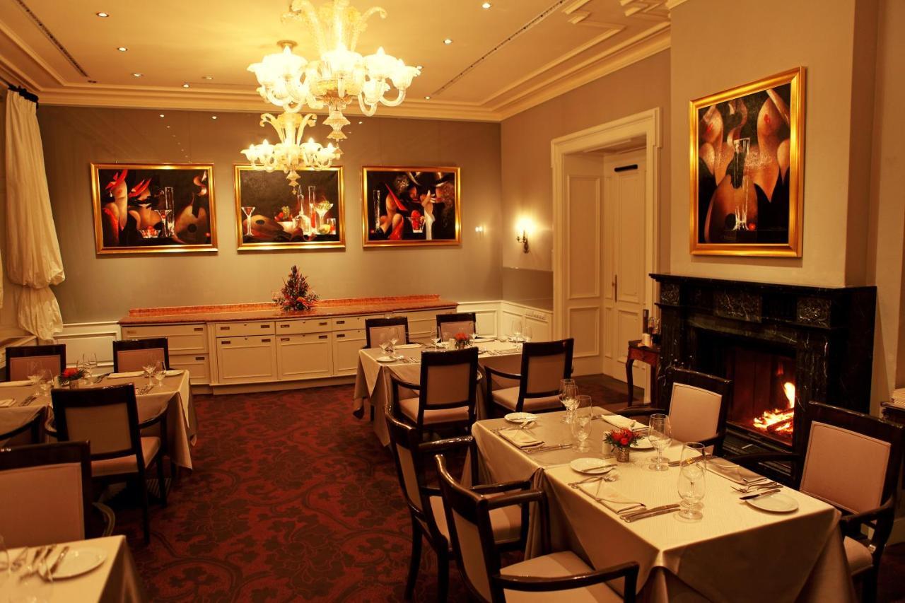 Le Palais Art Hotel Praga Esterno foto The restaurant's interior