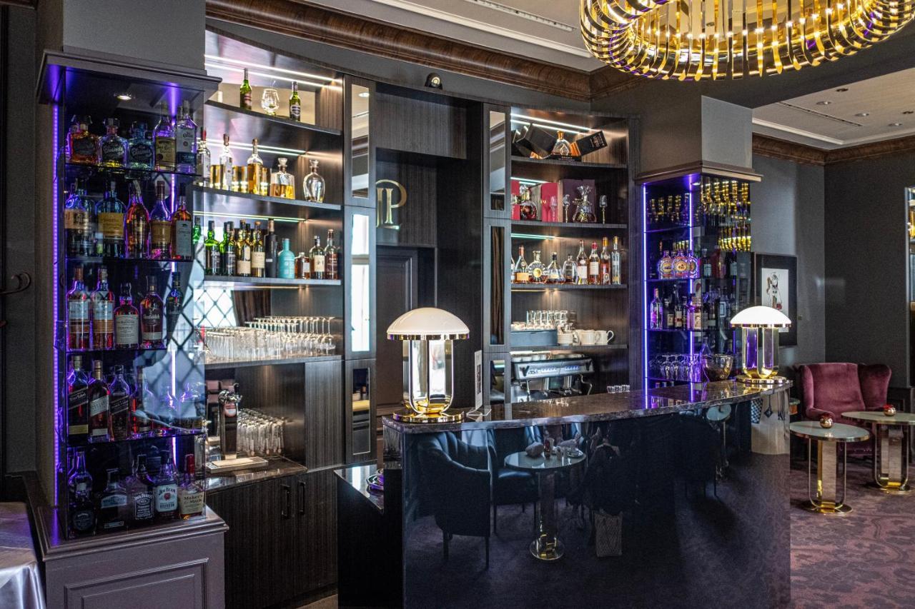 Le Palais Art Hotel Praga Esterno foto The bar at the 2018 edition of the World Economic Forum